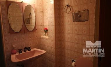 Casa sobre lote de 838 M2, con gran parque y pileta  - La Lucila, excelente ubicación