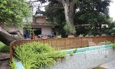 Casa sobre lote de 838 M2, con gran parque y pileta  - La Lucila, excelente ubicación