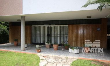 Casa sobre lote de 838 M2, con gran parque y pileta  - La Lucila, excelente ubicación