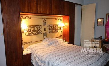 Casa sobre lote de 838 M2, con gran parque y pileta  - La Lucila, excelente ubicación