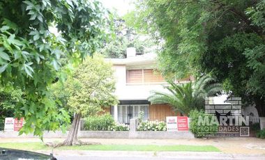 Casa sobre lote de 838 M2, con gran parque y pileta  - La Lucila, excelente ubicación