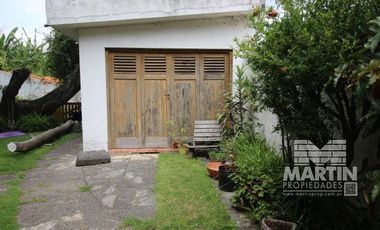 Casa sobre lote de 838 M2, con gran parque y pileta  - La Lucila, excelente ubicación