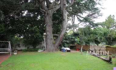 Casa sobre lote de 838 M2, con gran parque y pileta  - La Lucila, excelente ubicación