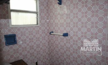 Casa sobre lote de 838 M2, con gran parque y pileta  - La Lucila, excelente ubicación