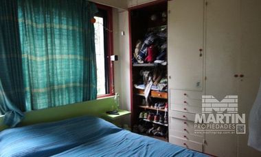 Casa sobre lote de 838 M2, con gran parque y pileta  - La Lucila, excelente ubicación