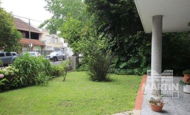 Casa sobre lote de 838 M2, con gran parque y pileta  - La Lucila, excelente ubicación