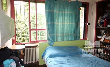 Casa sobre lote de 838 M2, con gran parque y pileta  - La Lucila, excelente ubicación