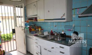 Casa sobre lote de 838 M2, con gran parque y pileta  - La Lucila, excelente ubicación