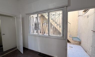 EXCELENTE LOCAL EN ESQUINA CON TERRAZA