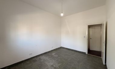 EXCELENTE LOCAL EN ESQUINA CON TERRAZA