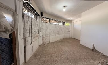 EXCELENTE LOCAL EN ESQUINA CON TERRAZA