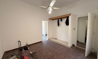 EXCELENTE LOCAL EN ESQUINA CON TERRAZA