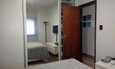 CASA EN EXCELENTE ESTADO A 100 MTS DE AV. ESPORA Y 4 CUADRAS DE ESTACION MARMOL