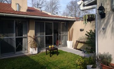 CASA EN EXCELENTE ESTADO A 100 MTS DE AV. ESPORA Y 4 CUADRAS DE ESTACION MARMOL