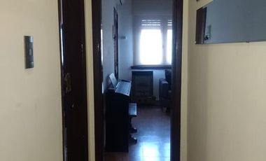 CASA EN EXCELENTE ESTADO A 100 MTS DE AV. ESPORA Y 4 CUADRAS DE ESTACION MARMOL