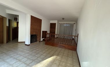 VENTA- EXCELENTE CASA EN PILAR CENTRO -A REFACCIONAR