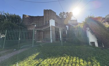 VENTA- EXCELENTE CASA EN PILAR CENTRO -A REFACCIONAR