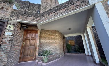 VENTA- EXCELENTE CASA EN PILAR CENTRO -A REFACCIONAR