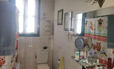 Casa antigua sobre 6 lotes en  Venta - Moreno