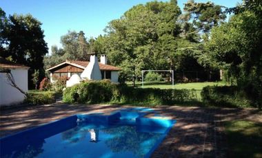 Casa antigua sobre 6 lotes en  Venta - Moreno