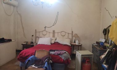 Casa antigua sobre 6 lotes en  Venta - Moreno