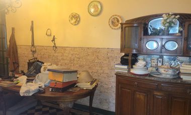 Casa antigua sobre 6 lotes en  Venta - Moreno