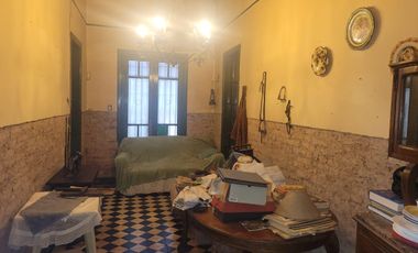 Casa antigua sobre 6 lotes en  Venta - Moreno
