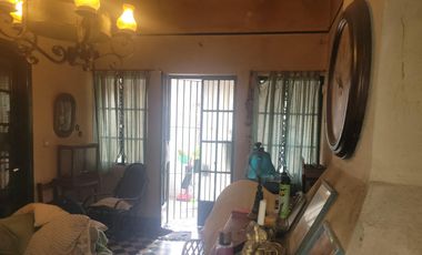 Casa antigua sobre 6 lotes en  Venta - Moreno