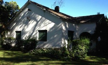 Casa antigua sobre 6 lotes en  Venta - Moreno