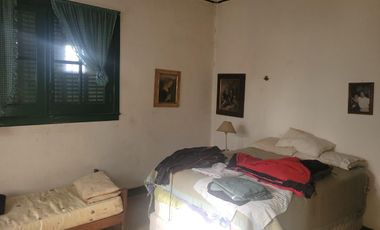 Casa antigua sobre 6 lotes en  Venta - Moreno