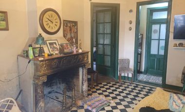 Casa antigua sobre 6 lotes en  Venta - Moreno