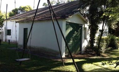 Casa antigua sobre 6 lotes en  Venta - Moreno