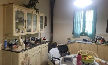 Casa antigua sobre 6 lotes en  Venta - Moreno