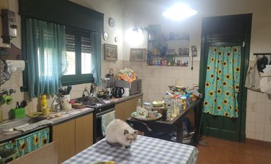 Casa antigua sobre 6 lotes en  Venta - Moreno