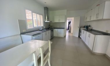 4 DORMITORIOS y AREA DE SERVICIO. LOTE INTERNO.