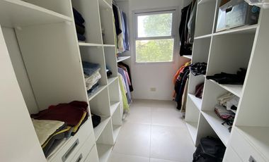 4 DORMITORIOS y AREA DE SERVICIO. LOTE INTERNO.