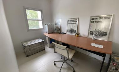 4 DORMITORIOS y AREA DE SERVICIO. LOTE INTERNO.