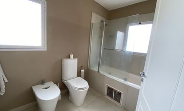 4 DORMITORIOS y AREA DE SERVICIO. LOTE INTERNO.