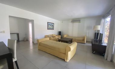 4 DORMITORIOS y AREA DE SERVICIO. LOTE INTERNO.