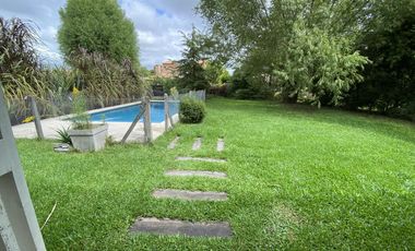 4 DORMITORIOS y AREA DE SERVICIO. LOTE INTERNO.