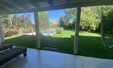 4 DORMITORIOS y AREA DE SERVICIO. LOTE INTERNO.