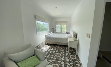 4 DORMITORIOS y AREA DE SERVICIO. LOTE INTERNO.