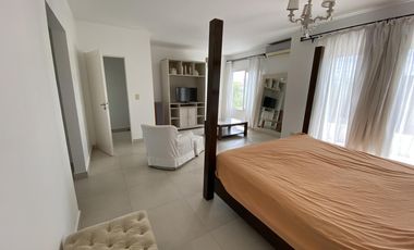 4 DORMITORIOS y AREA DE SERVICIO. LOTE INTERNO.