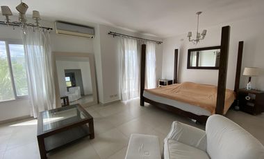 4 DORMITORIOS y AREA DE SERVICIO. LOTE INTERNO.