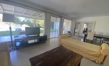 4 DORMITORIOS y AREA DE SERVICIO. LOTE INTERNO.