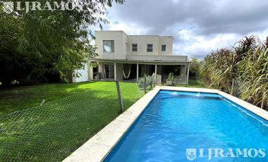 4 DORMITORIOS y AREA DE SERVICIO. LOTE INTERNO.