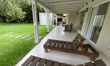 4 DORMITORIOS y AREA DE SERVICIO. LOTE INTERNO.