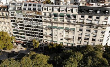 Piso 300 m2 y 2 cocheras sobre Plaza San Martin con excelentes vistas al Río
