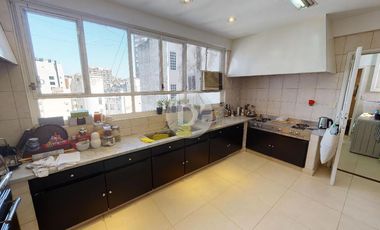 Piso 300 m2 y 2 cocheras sobre Plaza San Martin con excelentes vistas al Río