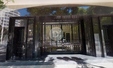 Piso 300 m2 y 2 cocheras sobre Plaza San Martin con excelentes vistas al Río